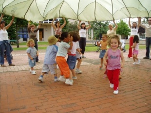 Nenos xogando e aprendendo xuntos. Imaxe de Preescolar na Casa