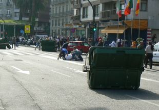 Un dos feridos, fronte á Estación Marítima, polo lanzamento de pelotas de goma. Ao final da xornada serían uns 20 / Imaxe: Z. G.