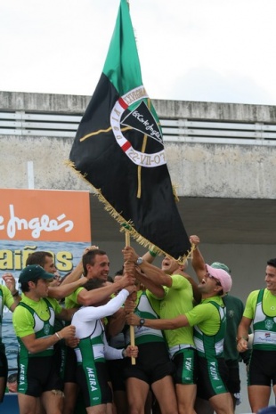 =s do Samertolameu erguendo a bandeira de campións da proba viguesa