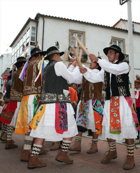 Danza masculiña a base de paus perfectamente sincronizados